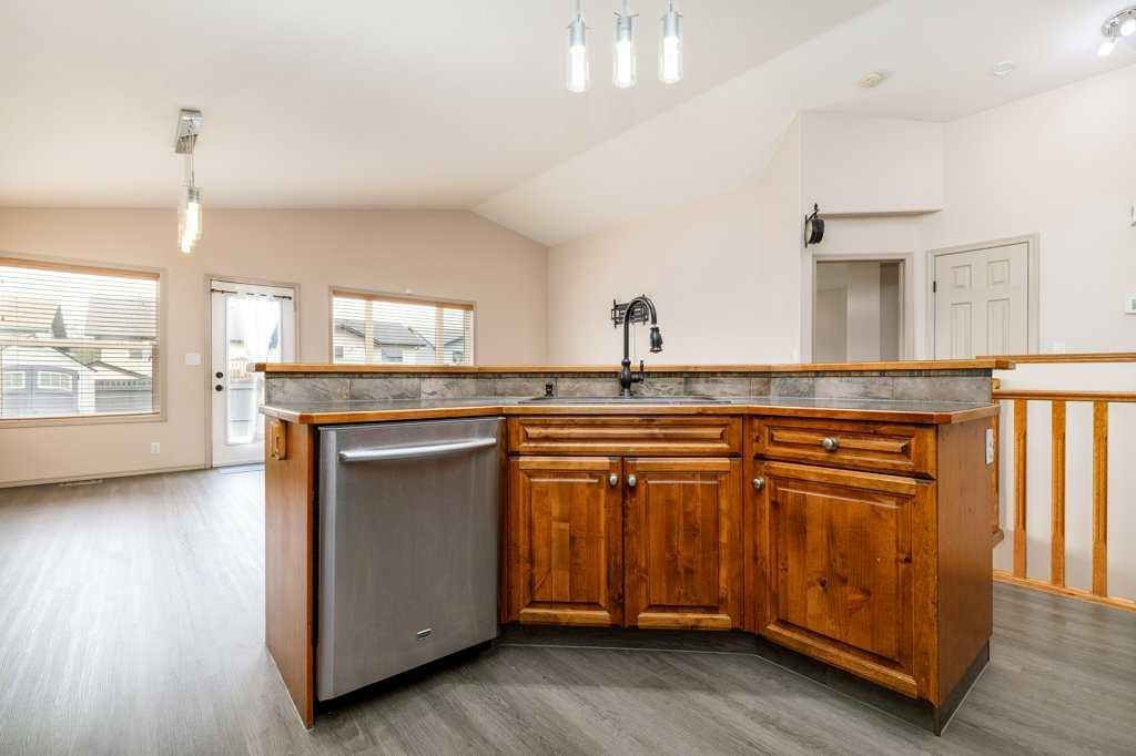 15 Kirton Close, Red Deer, AB - Indoor Photo Showing Kitchen