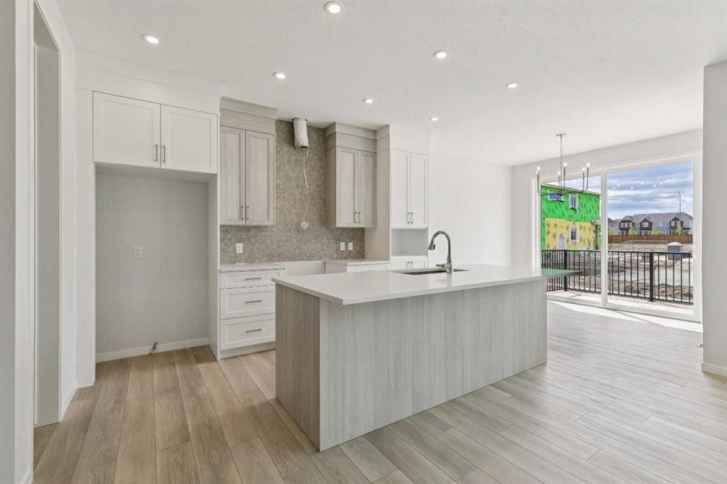 41 Belmont Row Sw, Calgary, AB - Indoor Photo Showing Kitchen With Upgraded Kitchen