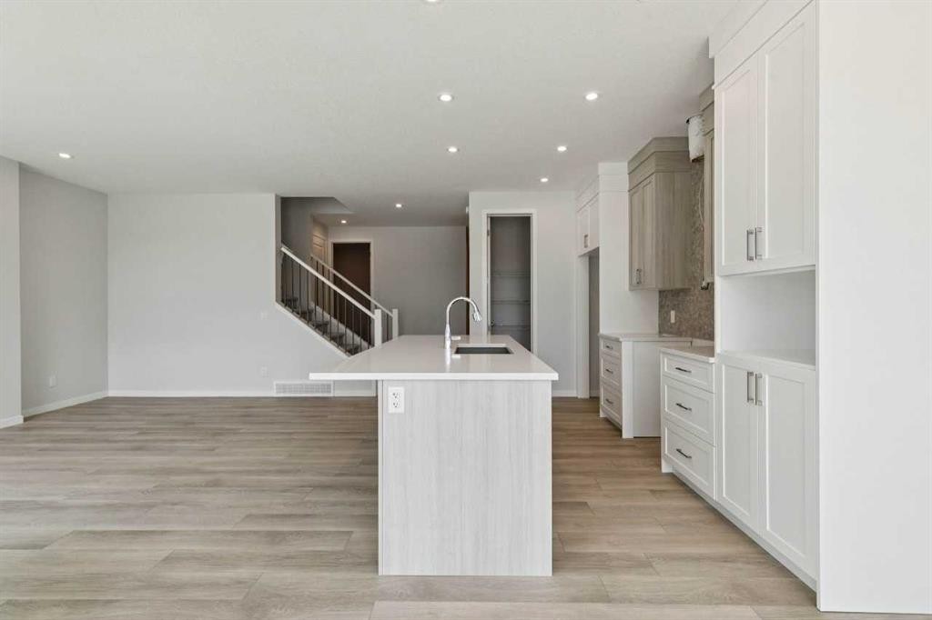 41 Belmont Row Sw, Calgary, AB - Indoor Photo Showing Kitchen