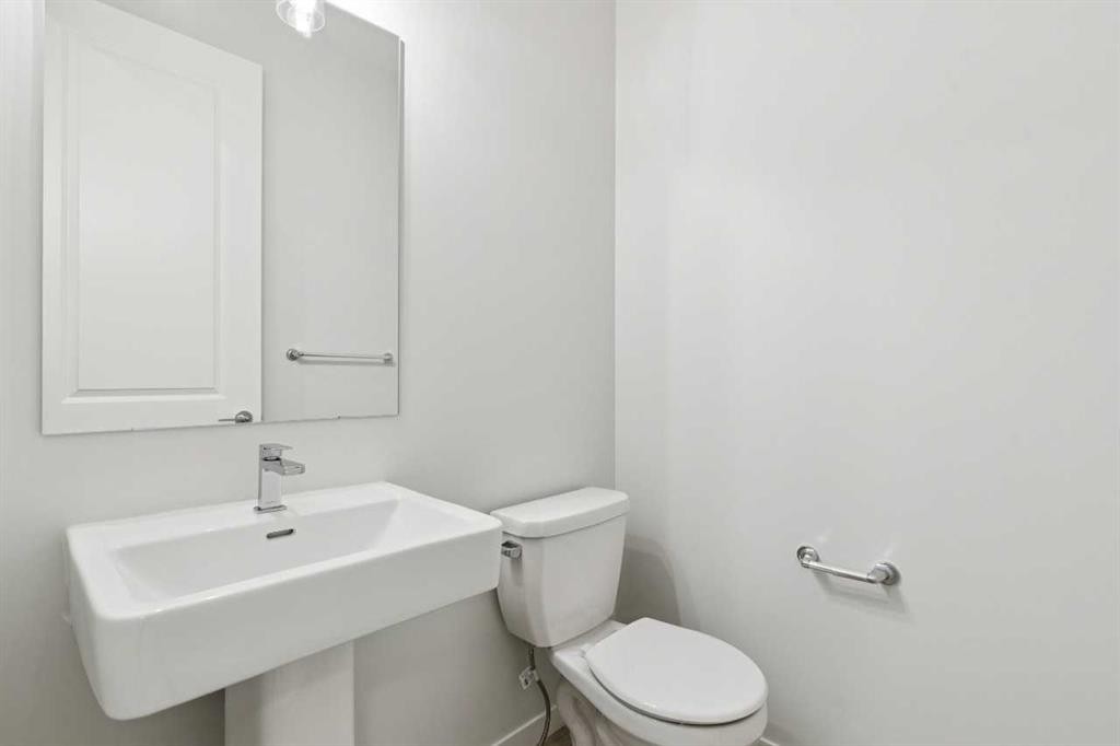 41 Belmont Row Sw, Calgary, AB - Indoor Photo Showing Bathroom