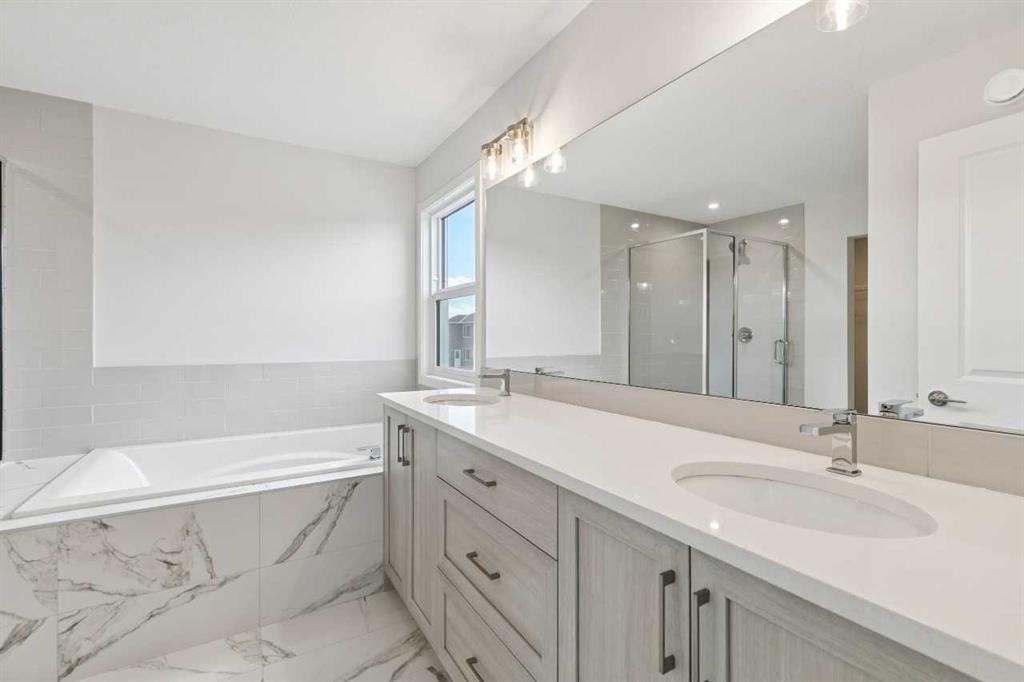 41 Belmont Row Sw, Calgary, AB - Indoor Photo Showing Bathroom