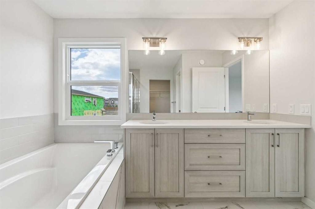 41 Belmont Row Sw, Calgary, AB - Indoor Photo Showing Bathroom