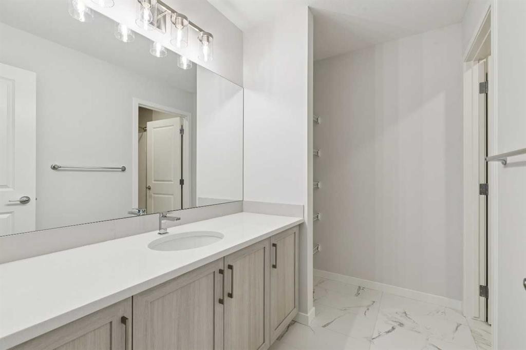 41 Belmont Row Sw, Calgary, AB - Indoor Photo Showing Bathroom