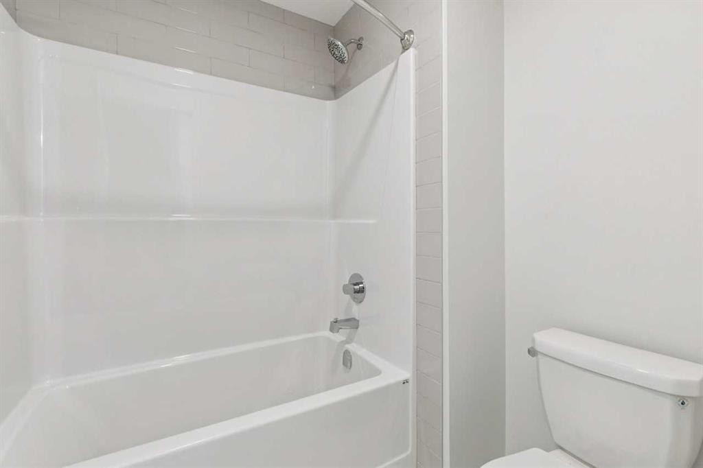 41 Belmont Row Sw, Calgary, AB - Indoor Photo Showing Bathroom