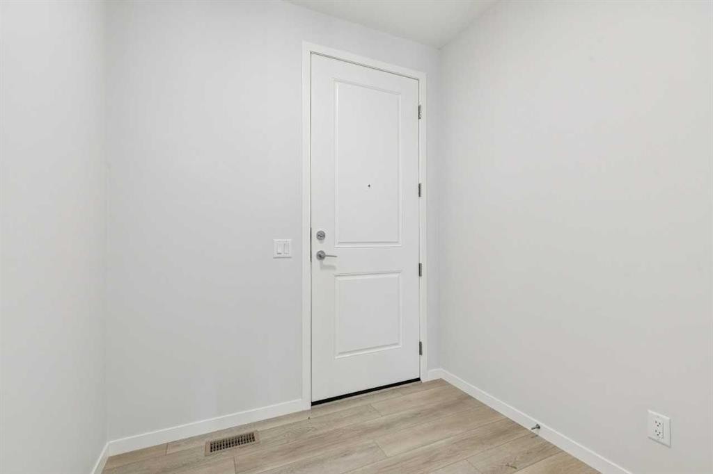 41 Belmont Row Sw, Calgary, AB - Indoor Photo Showing Other Room