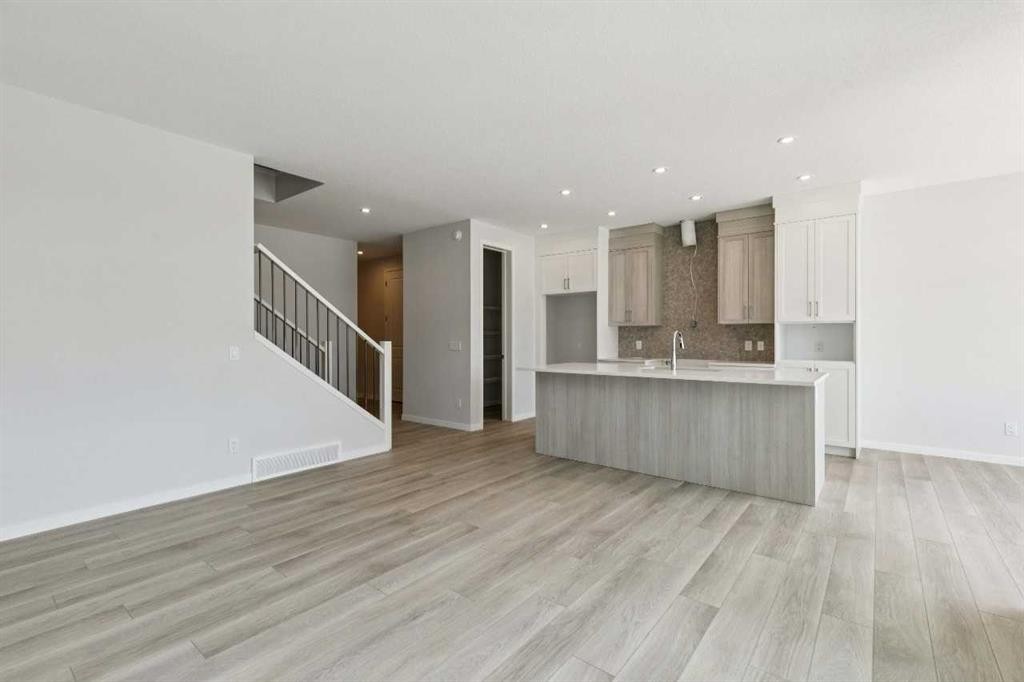 41 Belmont Row Sw, Calgary, AB - Indoor Photo Showing Kitchen