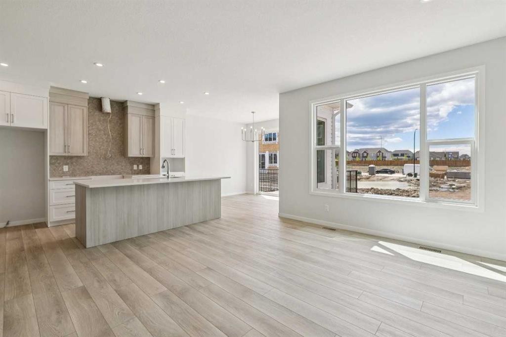 41 Belmont Row Sw, Calgary, AB - Indoor Photo Showing Kitchen
