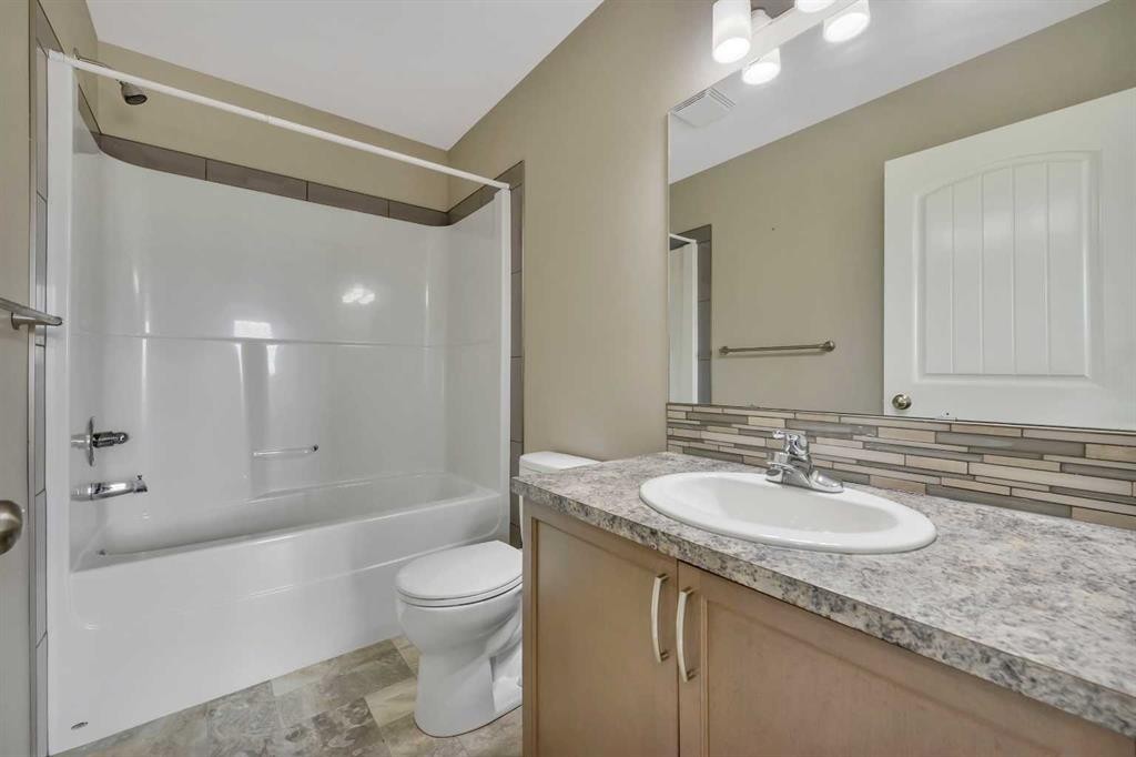 1002 Minto Street, Penhold, AB