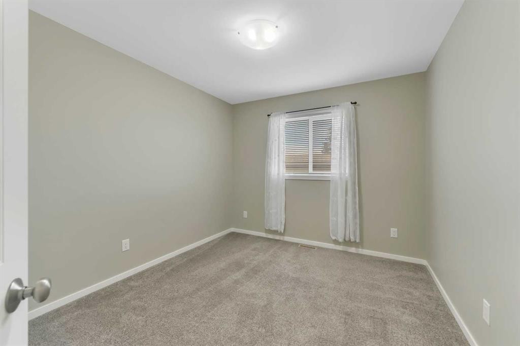1002 Minto Street, Penhold, AB