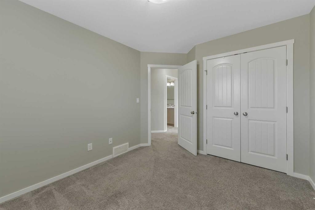 1002 Minto Street, Penhold, AB