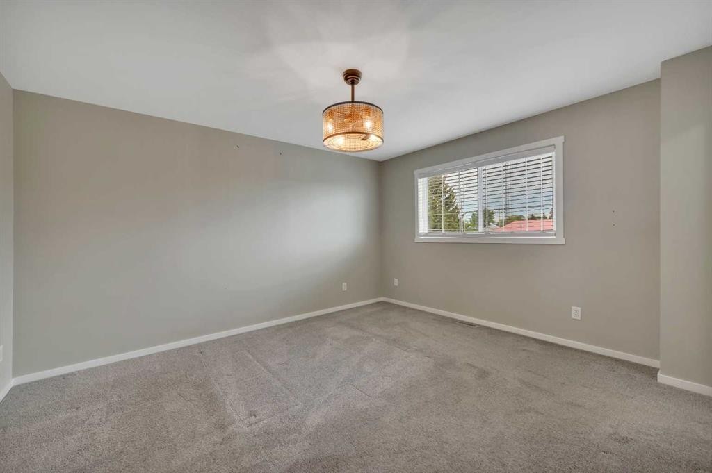 1002 Minto Street, Penhold, AB