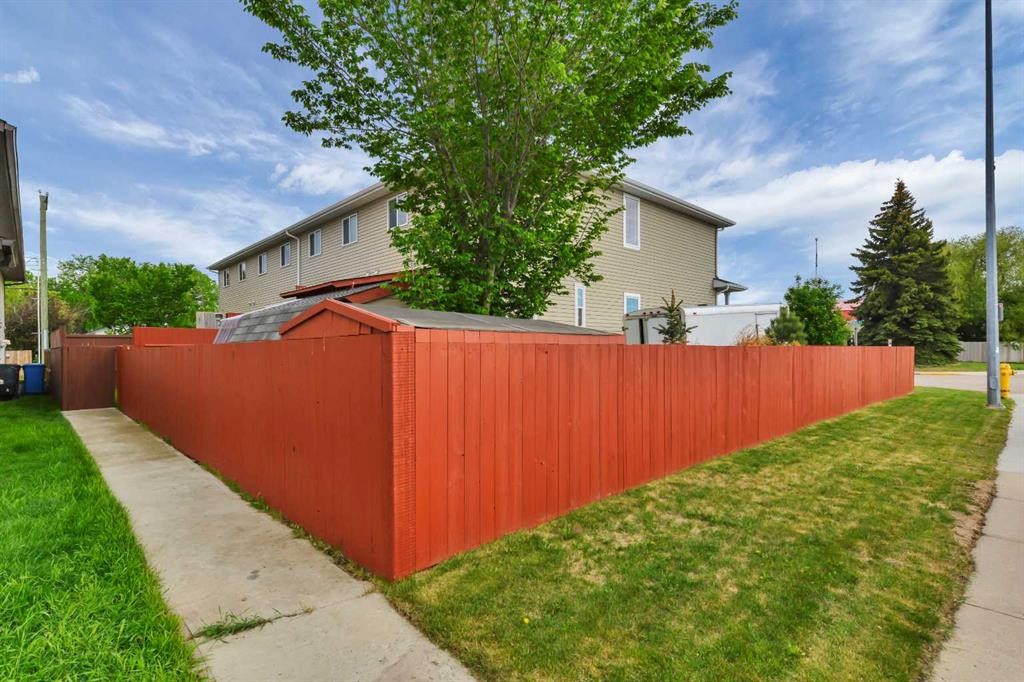1002 Minto Street, Penhold, AB