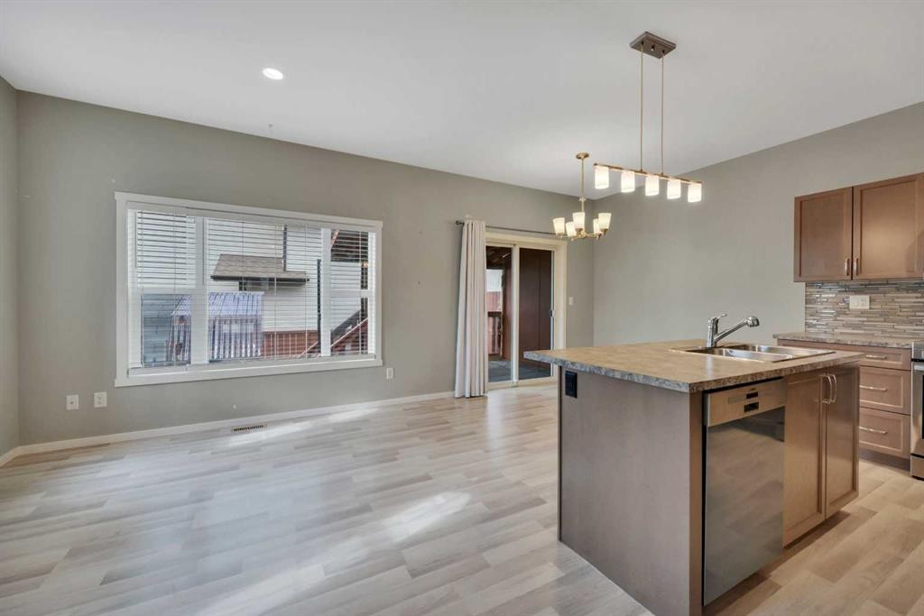 1002 Minto Street, Penhold, AB