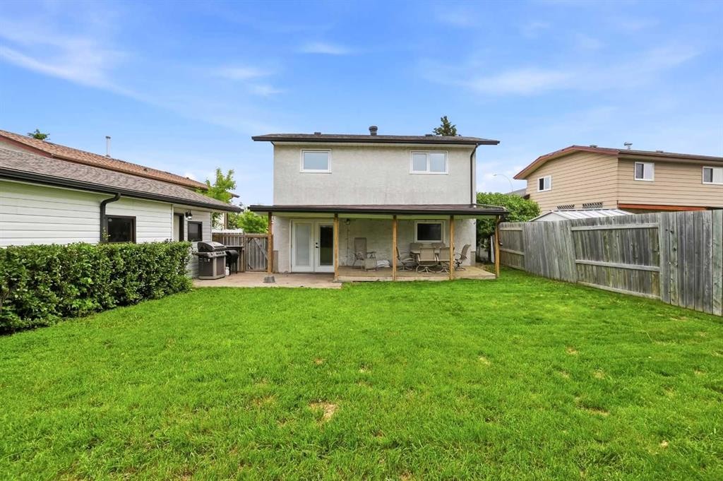 10 Opal Close, Lacombe, AB
