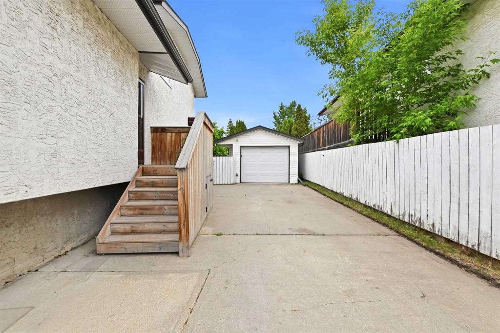 10 Opal Close, Lacombe, AB