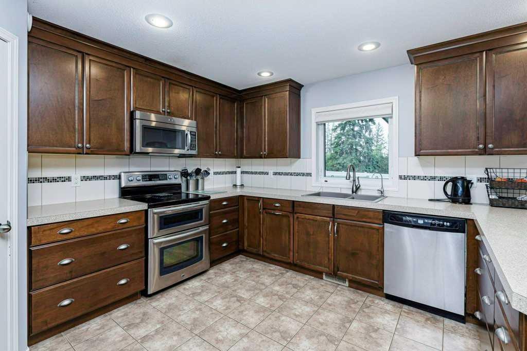 9 Henner'S Outlook, Lacombe, AB - Indoor Photo Showing Kitchen With Double Sink