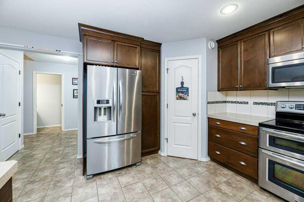 9 Henner'S Outlook, Lacombe, AB - Indoor Photo Showing Kitchen
