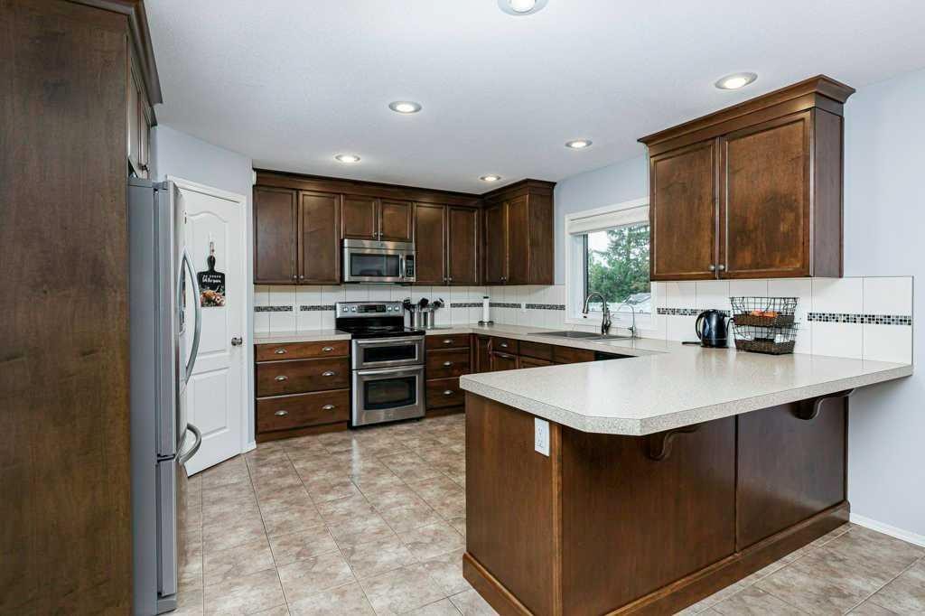 9 Henner'S Outlook, Lacombe, AB - Indoor Photo Showing Kitchen