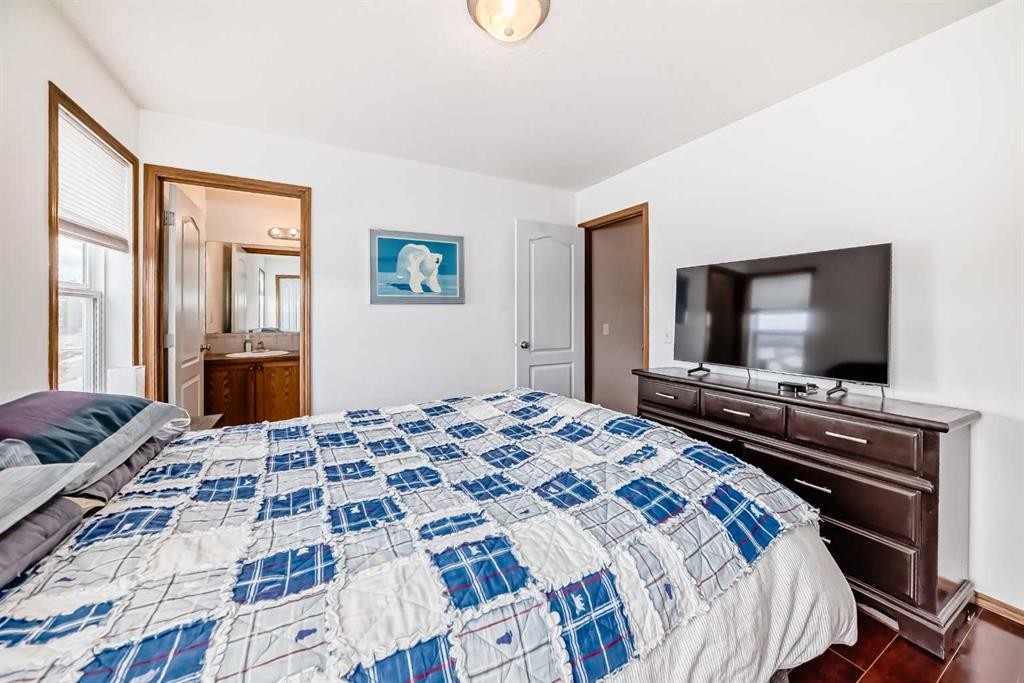 102-6220 Orr Drive, Red Deer, AB - Indoor Photo Showing Bedroom