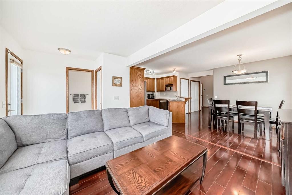 102-6220 Orr Drive, Red Deer, AB - Indoor Photo Showing Living Room