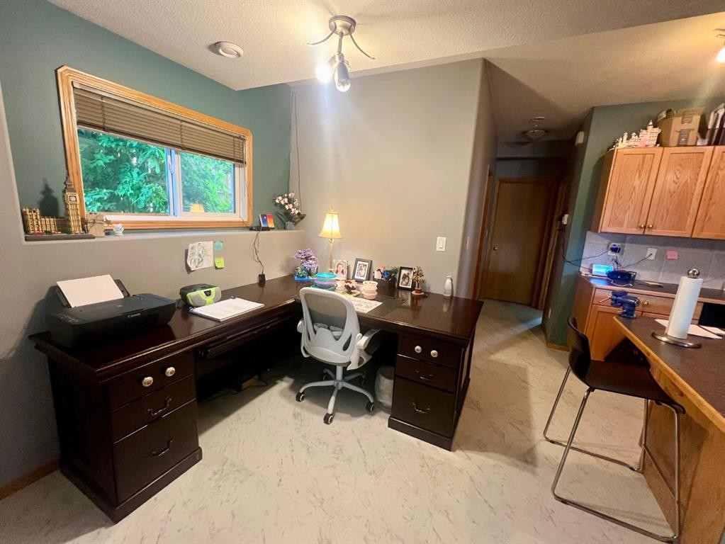 660 Red Oak Close, Rural Red Deer County, AB - Indoor Photo Showing Office