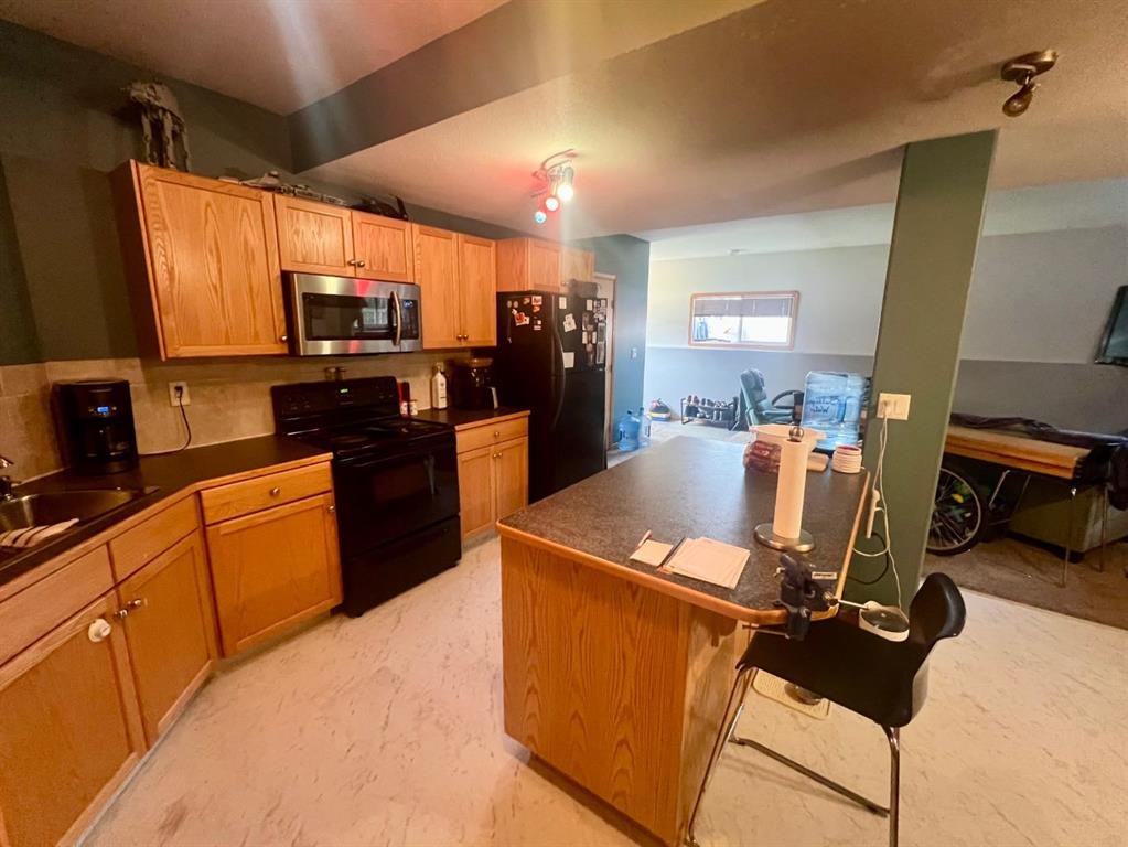 660 Red Oak Close, Rural Red Deer County, AB - Indoor Photo Showing Kitchen