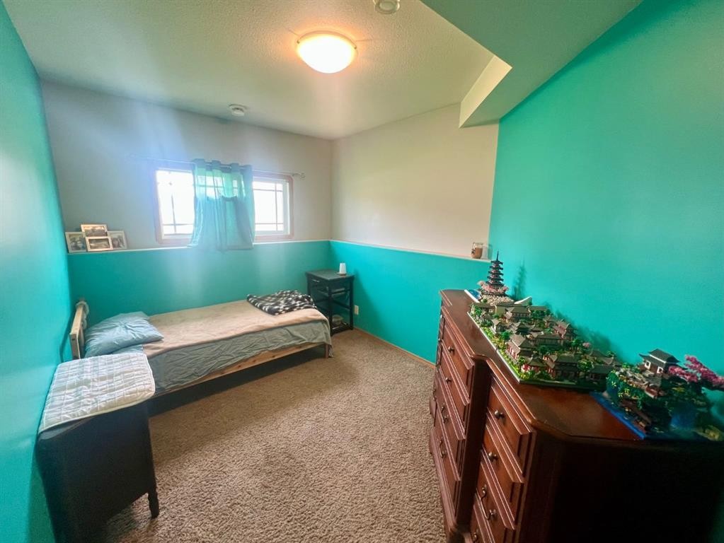 660 Red Oak Close, Rural Red Deer County, AB - Indoor Photo Showing Bedroom
