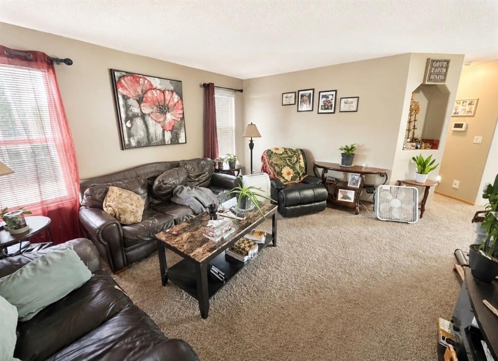 660 Red Oak Close, Rural Red Deer County, AB - Indoor Photo Showing Living Room