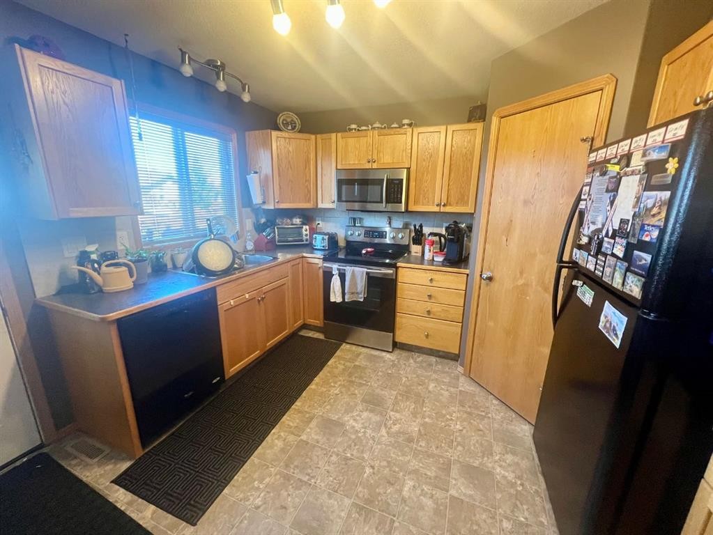 660 Red Oak Close, Rural Red Deer County, AB - Indoor Photo Showing Kitchen