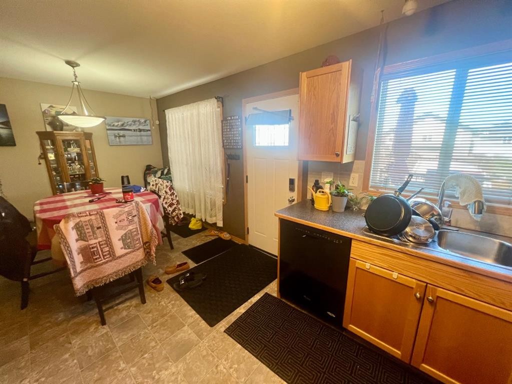 660 Red Oak Close, Rural Red Deer County, AB - Indoor Photo Showing Kitchen