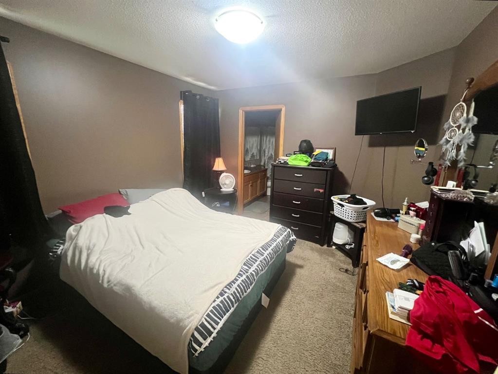 660 Red Oak Close, Rural Red Deer County, AB - Indoor Photo Showing Bedroom