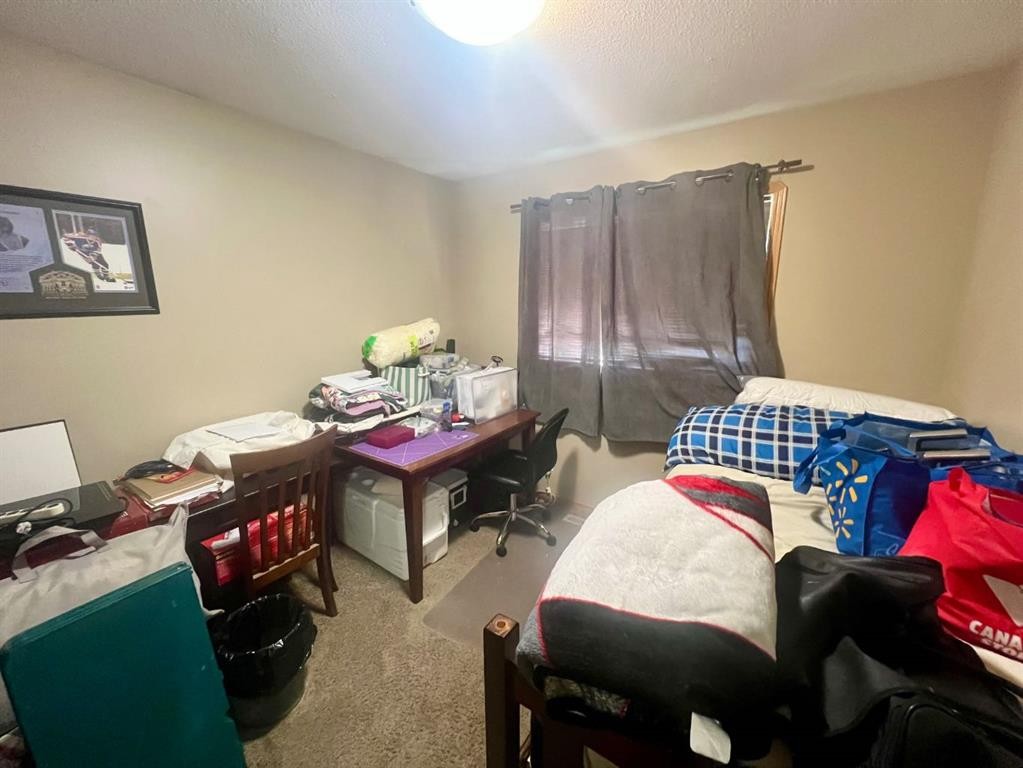 660 Red Oak Close, Rural Red Deer County, AB - Indoor Photo Showing Bedroom