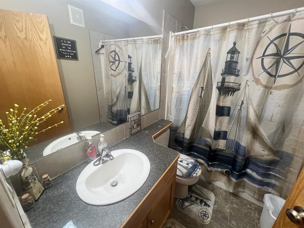 660 Red Oak Close, Rural Red Deer County, AB - Indoor Photo Showing Bathroom
