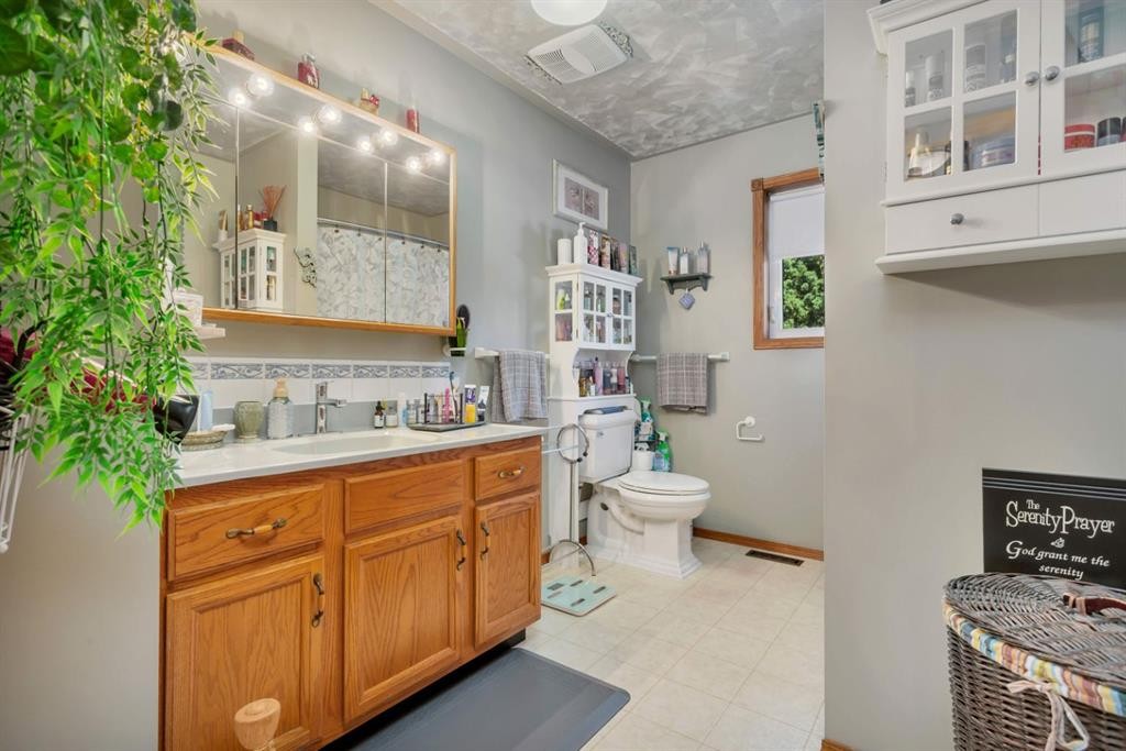 306 Centro Avenue, Alhambra, AB - Indoor Photo Showing Bathroom