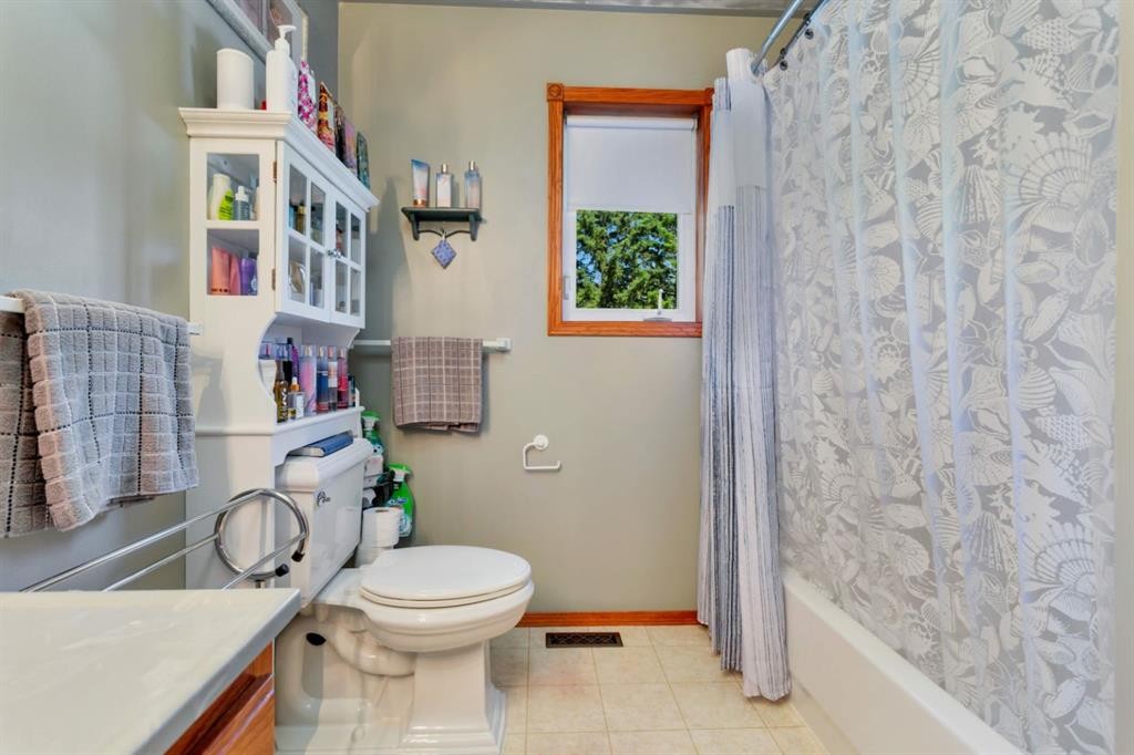 306 Centro Avenue, Alhambra, AB - Indoor Photo Showing Bathroom
