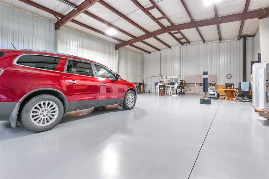 306 Centro Avenue, Alhambra, AB - Indoor Photo Showing Garage