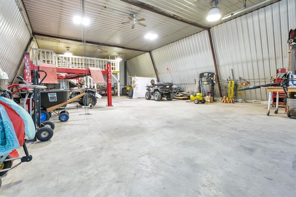 306 Centro Avenue, Alhambra, AB - Indoor Photo Showing Garage