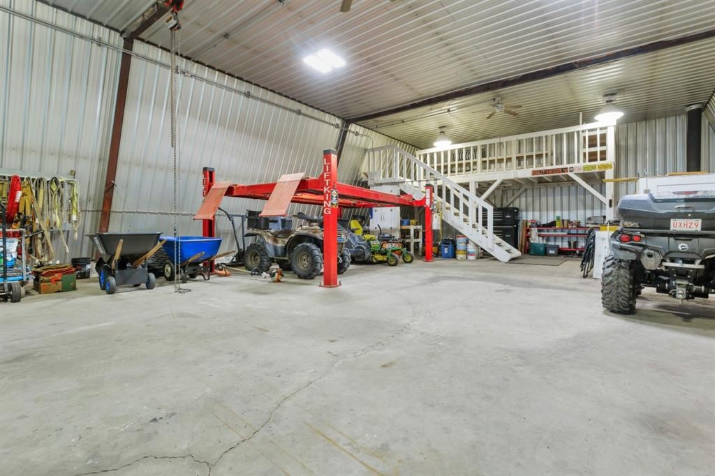 306 Centro Avenue, Alhambra, AB - Indoor Photo Showing Garage