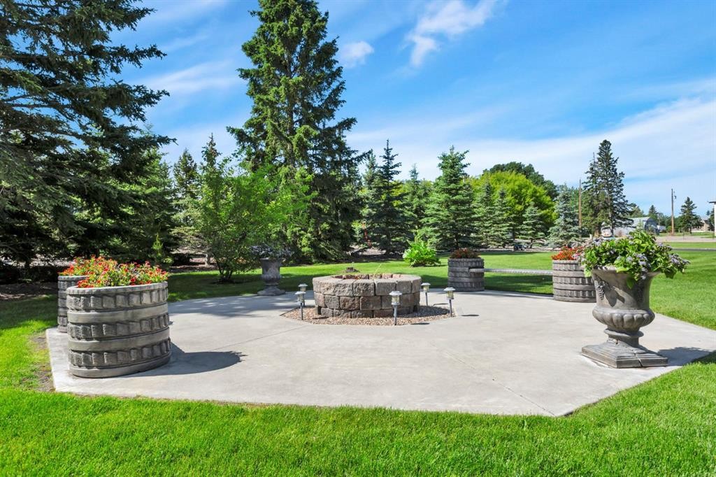 306 Centro Avenue, Alhambra, AB - Outdoor With Backyard