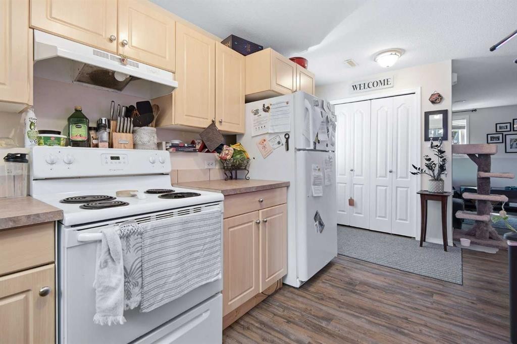 27 Iverson Close, Red Deer, AB