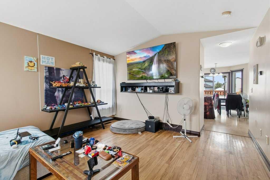 28 Hunter Road, Sylvan Lake, AB