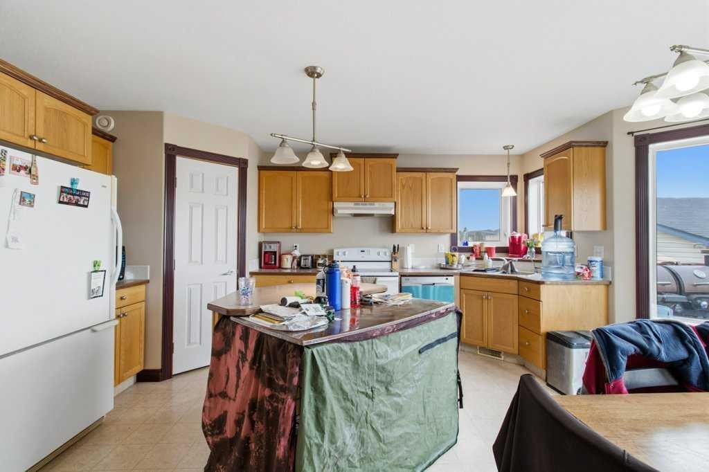 28 Hunter Road, Sylvan Lake, AB