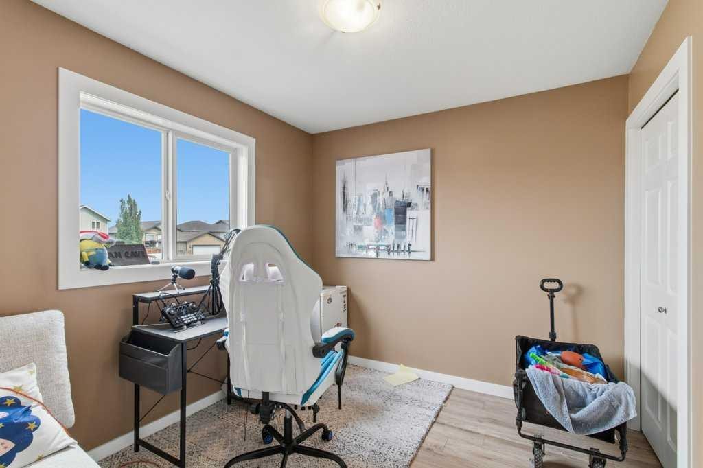 28 Hunter Road, Sylvan Lake, AB