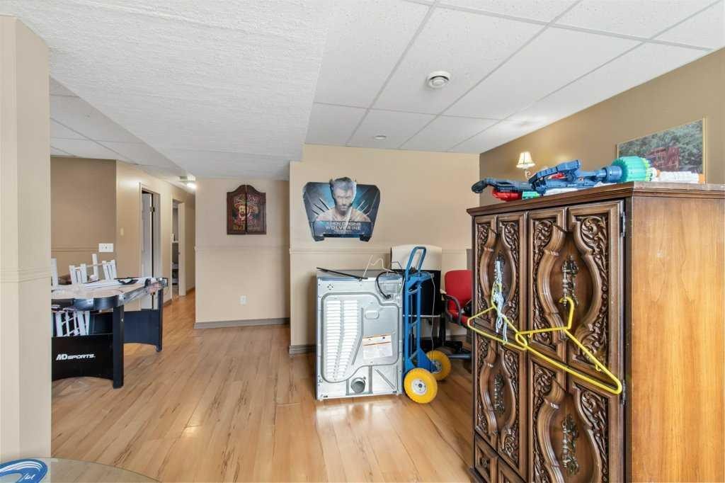 28 Hunter Road, Sylvan Lake, AB