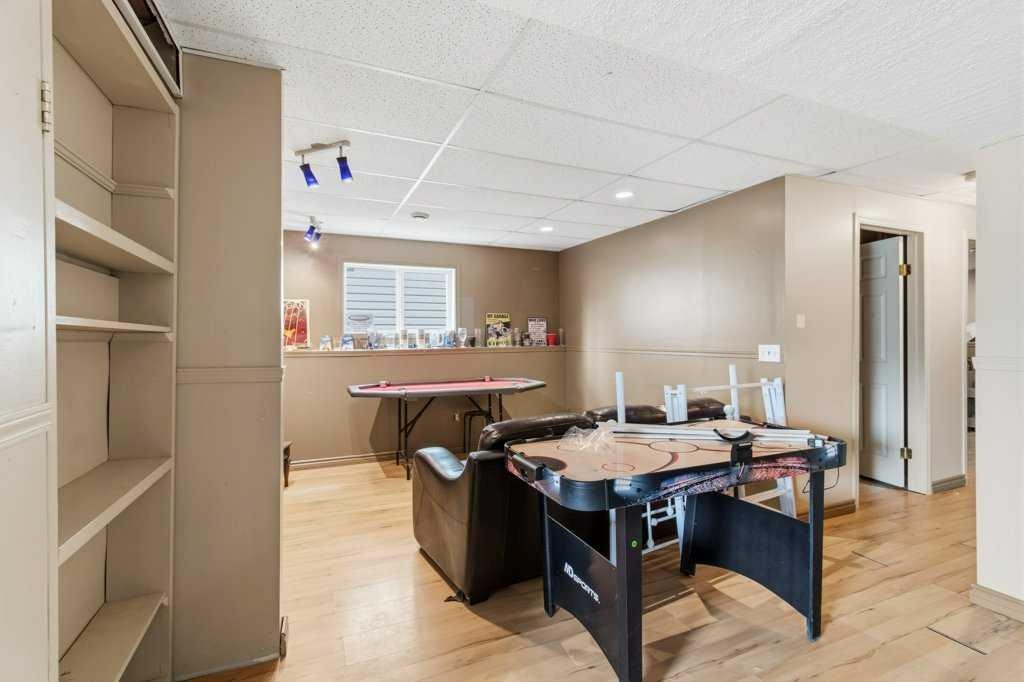 28 Hunter Road, Sylvan Lake, AB