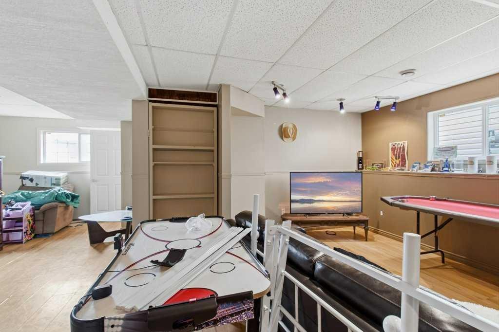 28 Hunter Road, Sylvan Lake, AB
