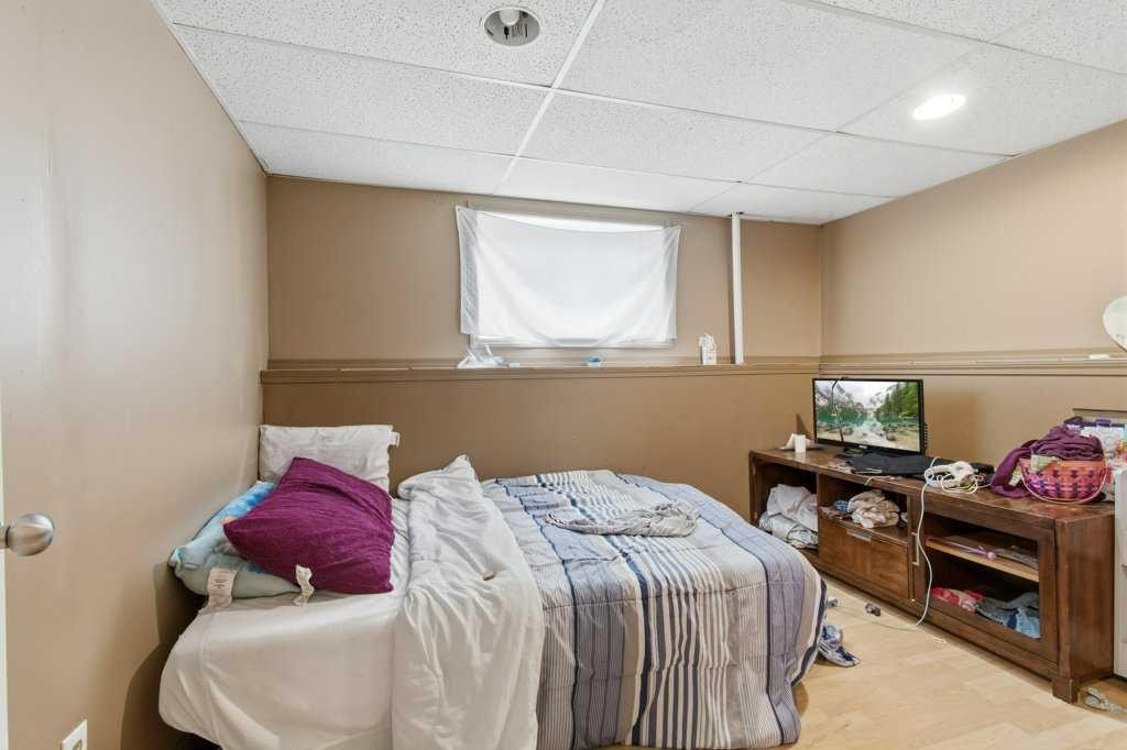 28 Hunter Road, Sylvan Lake, AB