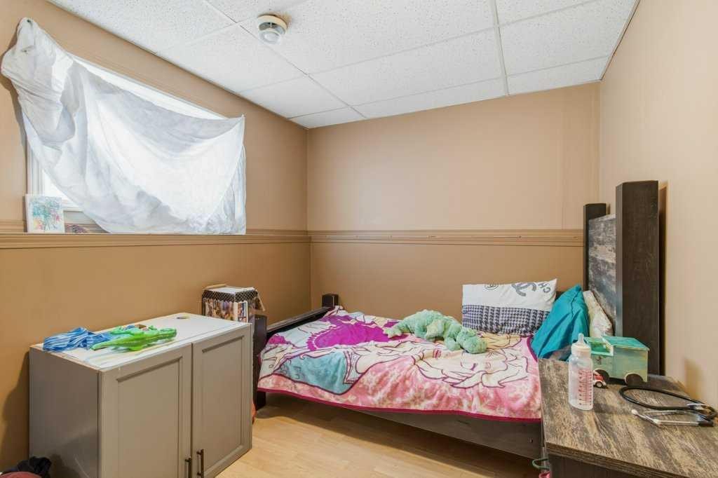 28 Hunter Road, Sylvan Lake, AB