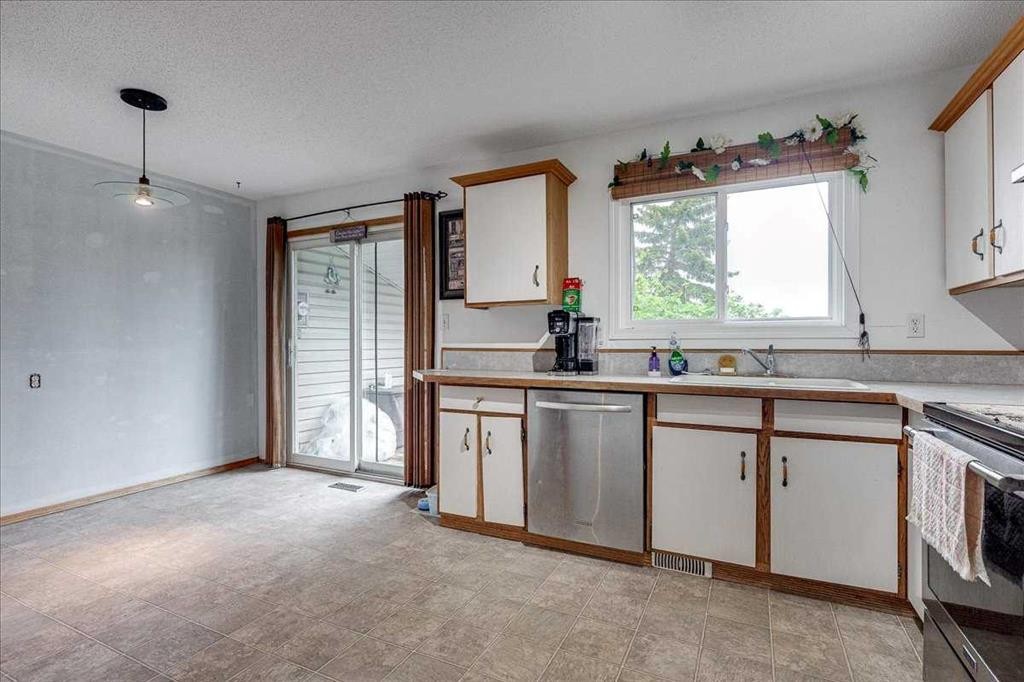 38 Heritage Drive, Lacombe, AB - Indoor Photo Showing Kitchen