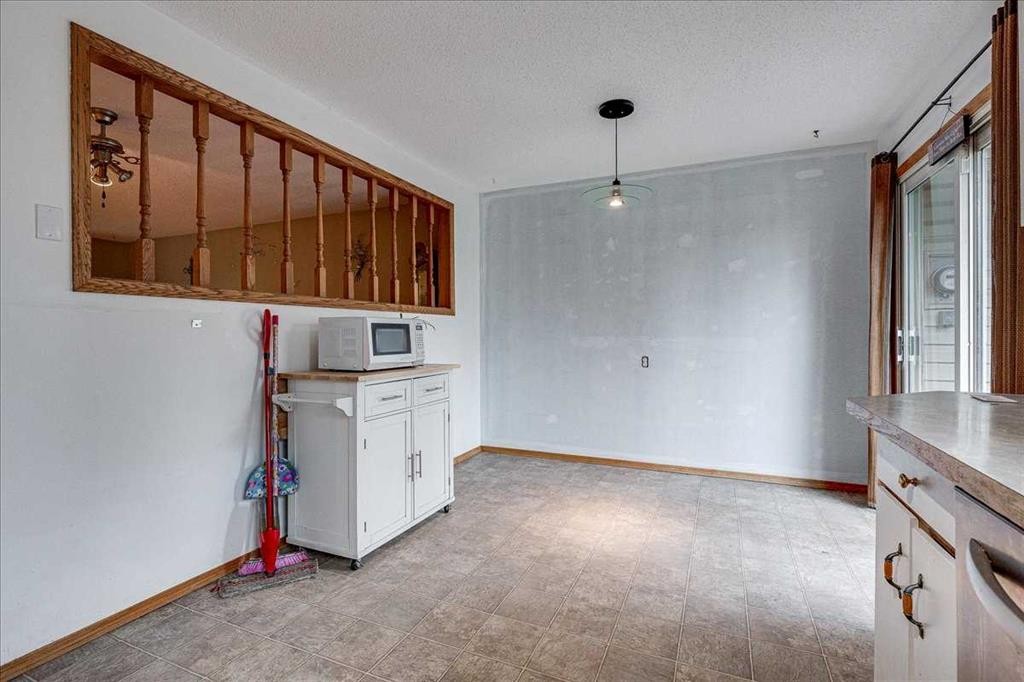 38 Heritage Drive, Lacombe, AB - Indoor Photo Showing Kitchen
